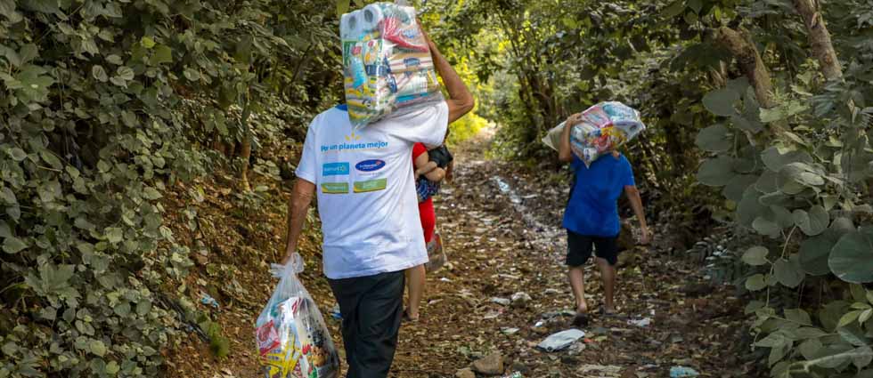 Entregan provisiones a familias que regresan a casa tras estar en albergues en La Unión
