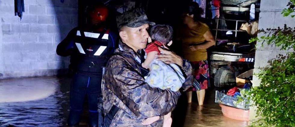 Evacúan a 10 personas tras inundaciones en La Paz