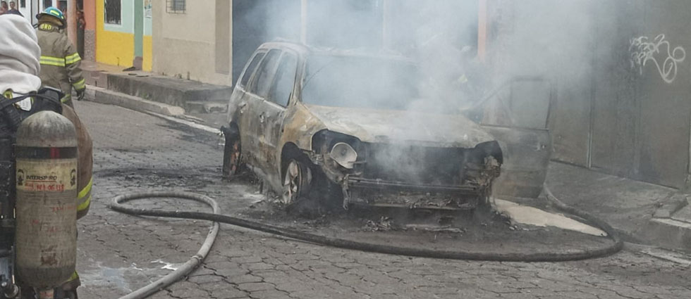 Vehículo acaba en cenizas tras incendiarse en La Libertad