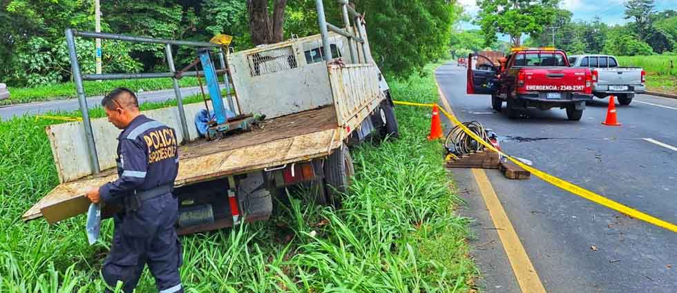 Distracción al volante causa grave choque y deja un fallecido en La Libertad