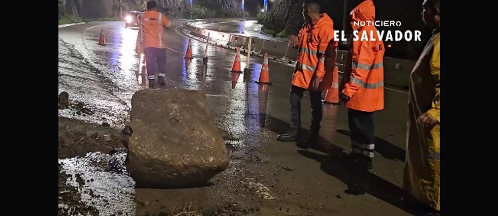 Lluvias provocan derrumbe carretera al puerto de La Libertad