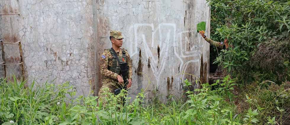 Militares borran grafiti de la MS en San Miguel