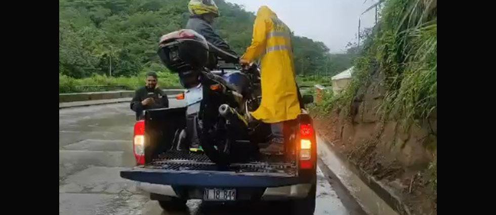 VMT ayuda a conductor tras presentar problemas con su motocicleta