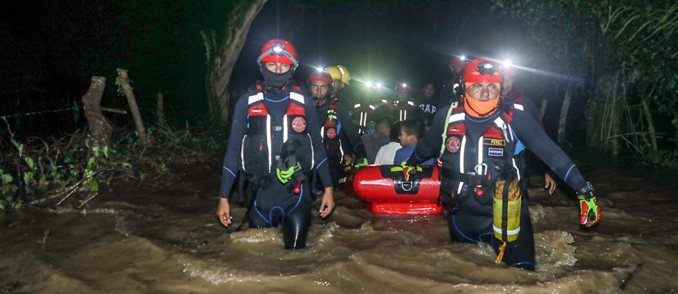 Guardavidas de Protección Civil evacúan a familias en Ahuachapán por fuertes lluvias