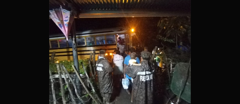 Militares evacúan a familias ante riesgo de inundación por lluvias en Acajutla