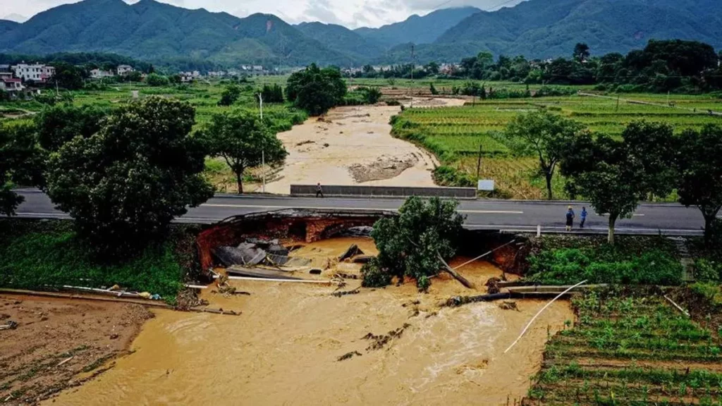 CHINA: 4 muertos y decenas de desaparecidos dejan intensas lluvias en Fujian