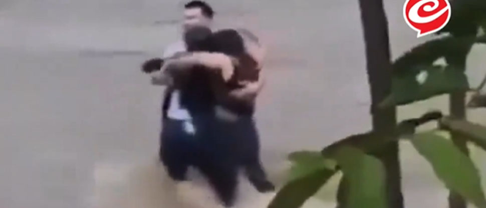 Tres amigos italianos se abrazan antes de ser arrastrados por un río desbordado