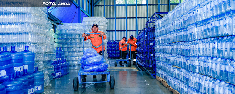 Embotelladora de ANDA se mantiene activa para abastecer los albergues a nivel nacional
