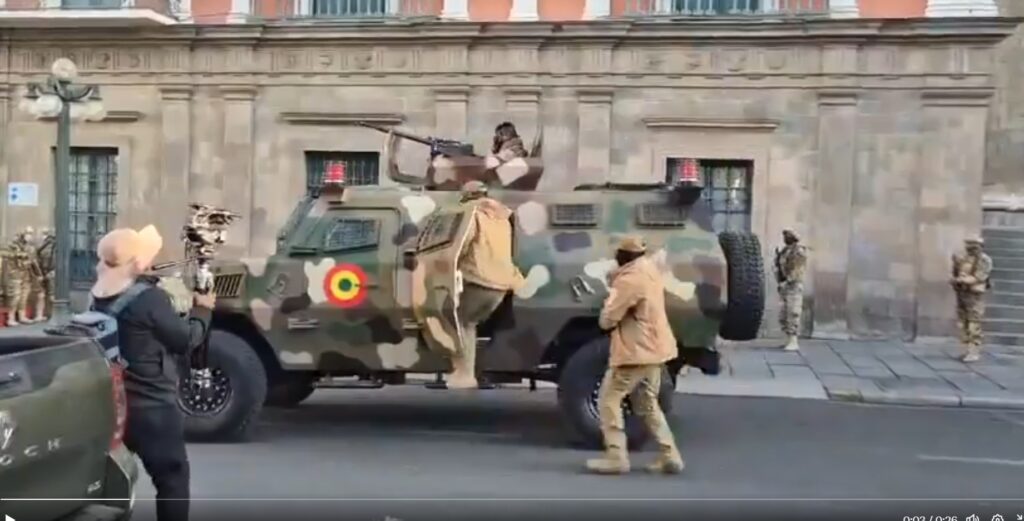 BOLIVIA: Militares que irrumpieron palacio presidencial se repliegan tras orden de nuevos mandos