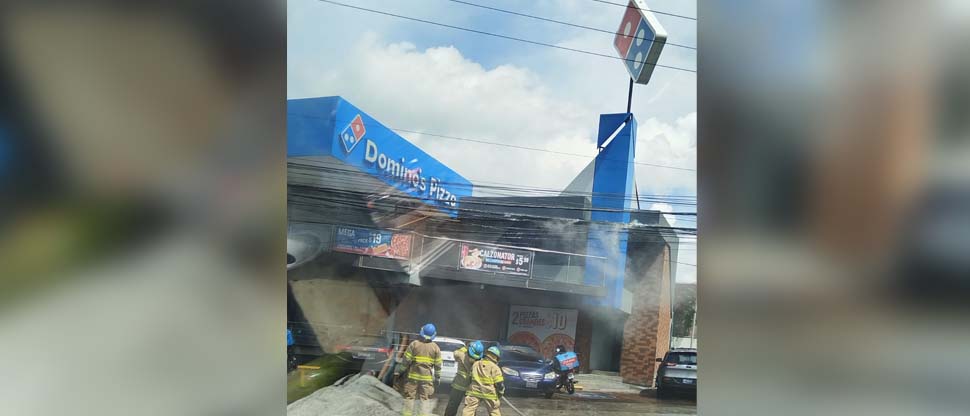 Bomberos controlan incendio en una pizzería de la alameda Manuel Enrique Araujo