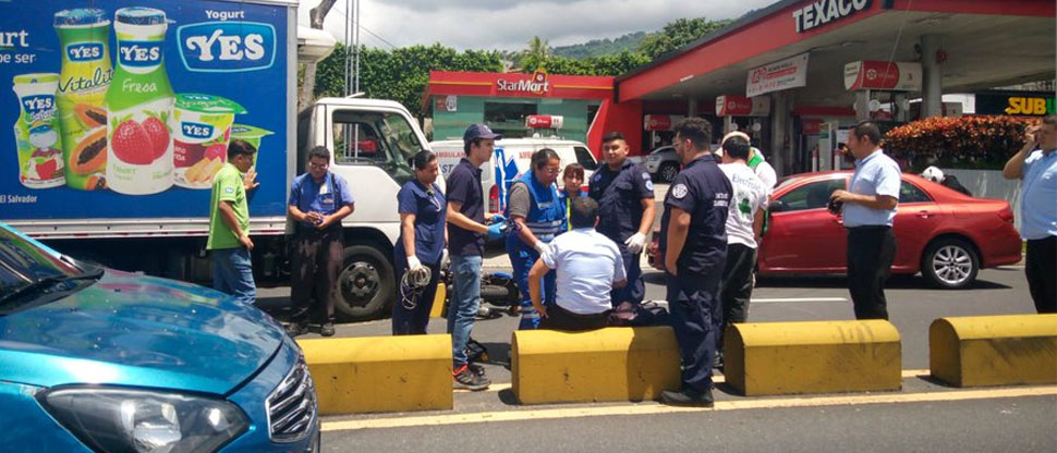 Camión lesiona a motociclista tras impactar separadores de carril en la avenida Masferrer 