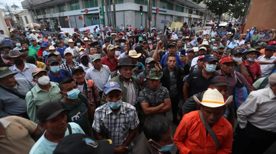 GUATEMALA: Veteranos bloquean carreteras del país para demandar al gobierno pago de bono