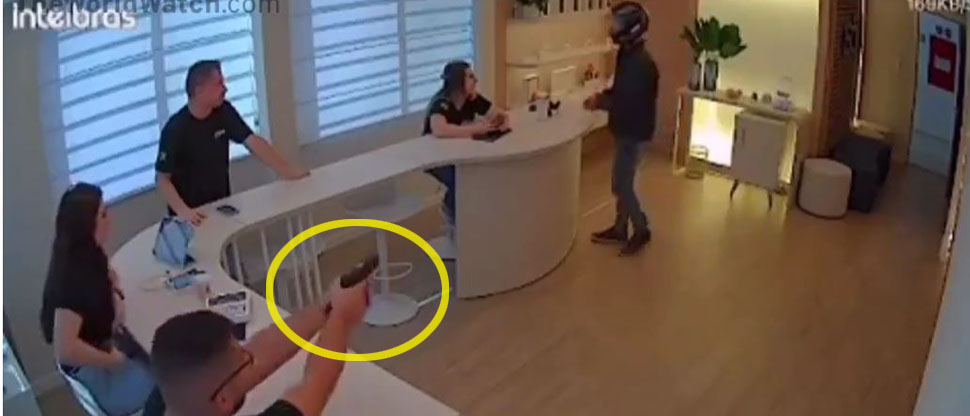 Brasil: Ladrón es abatido a tiros por dueño de tienda de celulares
