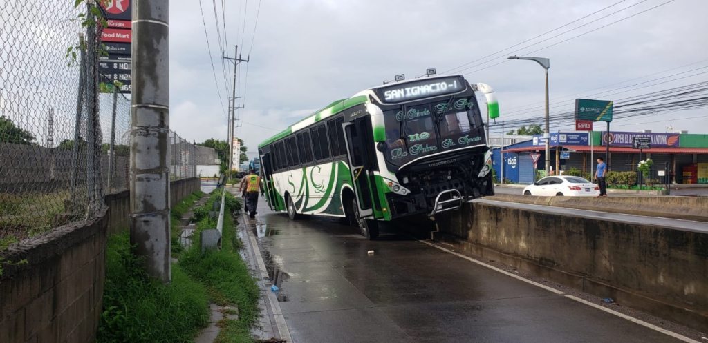 Bus de la ruta 119 se empotra en separador de carril en paso a desnivel de Amayo