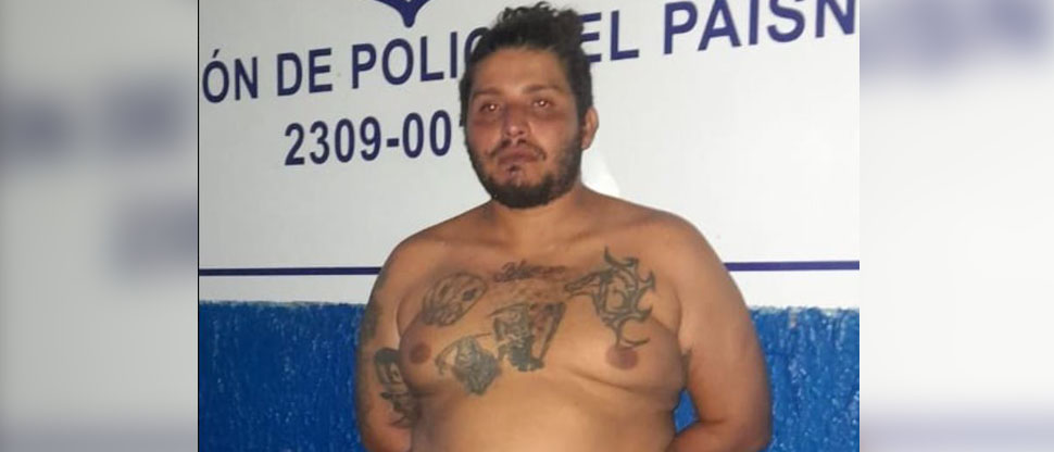 Hombre saca su navaja y ataca a otro hombre con quién departía, pero ya está capturado