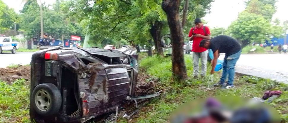 Conductor pierde el control y choca contra árboles en autopista a ...