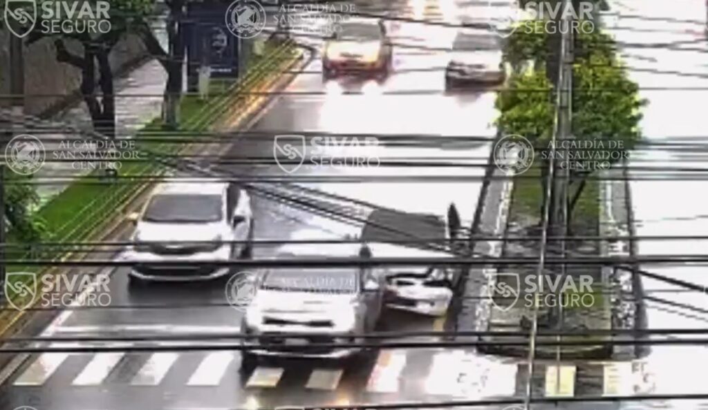 Imprudencia al volante provoca choque entre 2 vehículos en San Salvador
