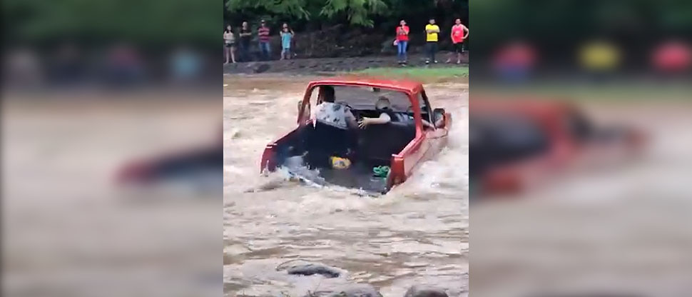 Conductor arriesga su vida y la de su acompañante al intentar cruzar un río en Ahuachapán