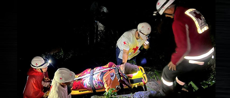 Socorristas de Cruz Roja evacuaron a mujer de 90 años en Distrito de Colón
