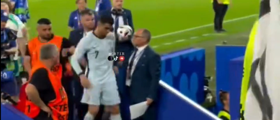 Aficionado casi cae sobre CR-7 tras saltar de las tribuna para tomarse una foto