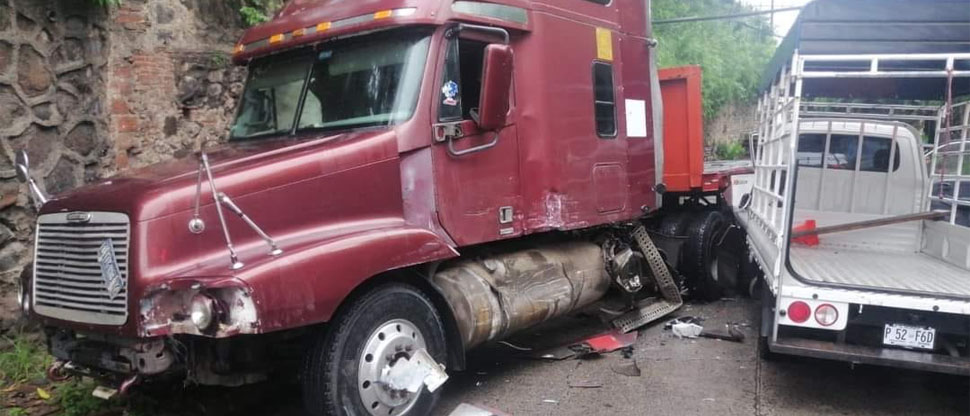 Camión se estrella contra cabezal en la calle principal de Nejapa