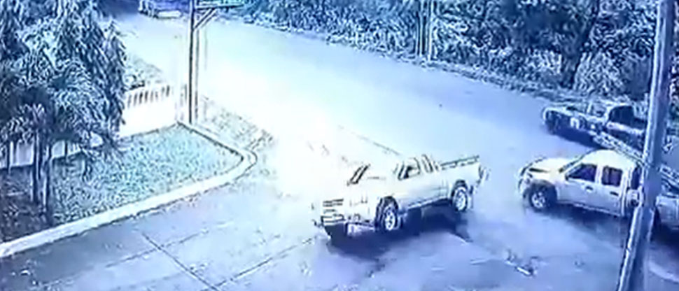Captan cuando pick up choca con otro automóvil provocando que volcara en San Miguel