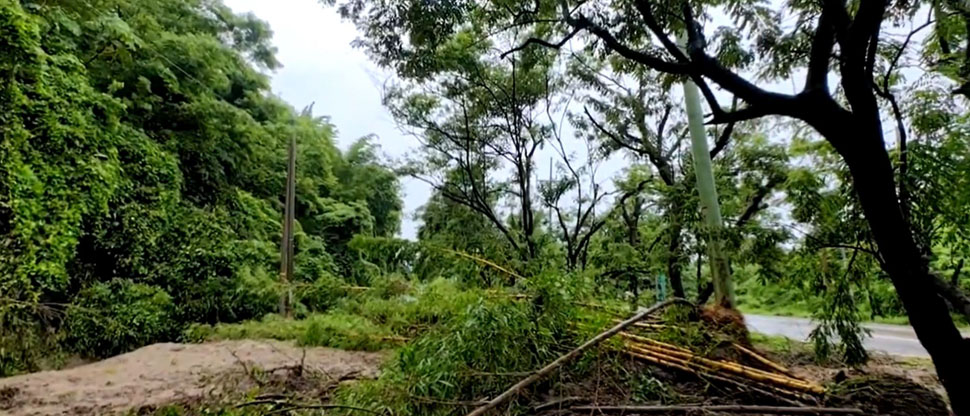 Autoridades cierran un tramo de la carretera a Comalapa para quitar escombros por un derrumbe