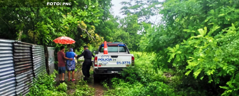 Agentes evacúan a familia cuya vivienda comenzaba a inundarse en Sonsonate