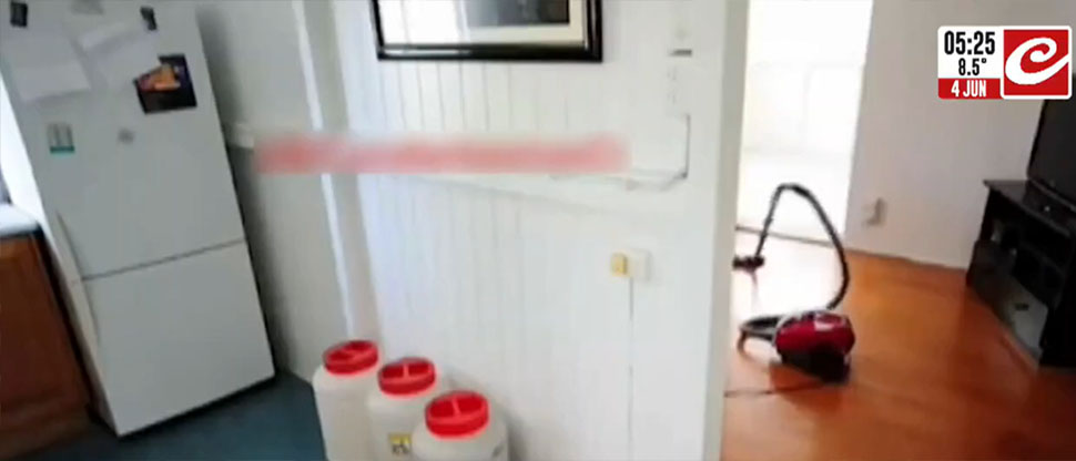 Captan a supuesto fantasma obsesionado de la limpieza aspirando una habitación