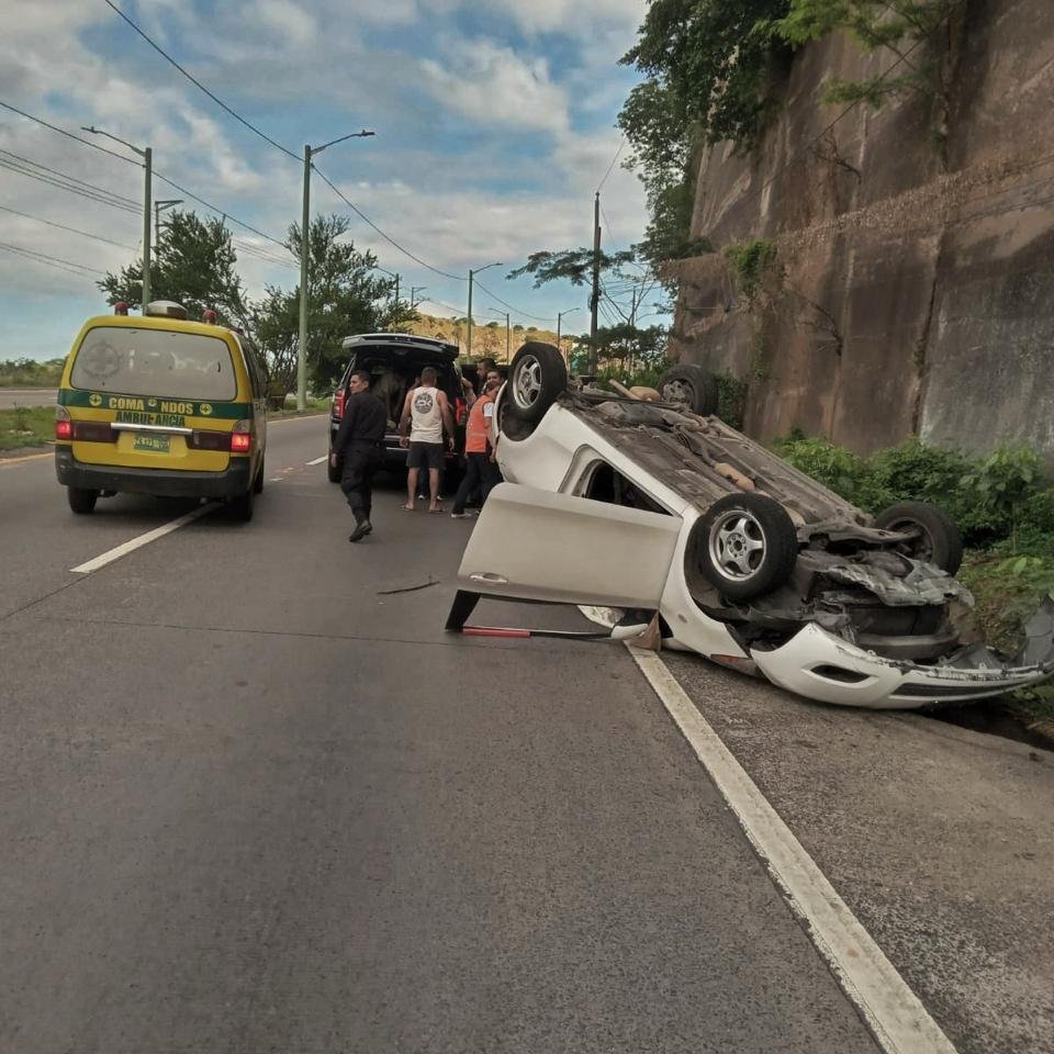 Conductora resulta lesionada tras volcar su vehículo en la carretera a Comalapa
