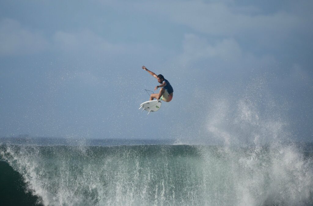 Bryan Pérez saca el pecho por El Salvador y vence a campeón olímpico de surf