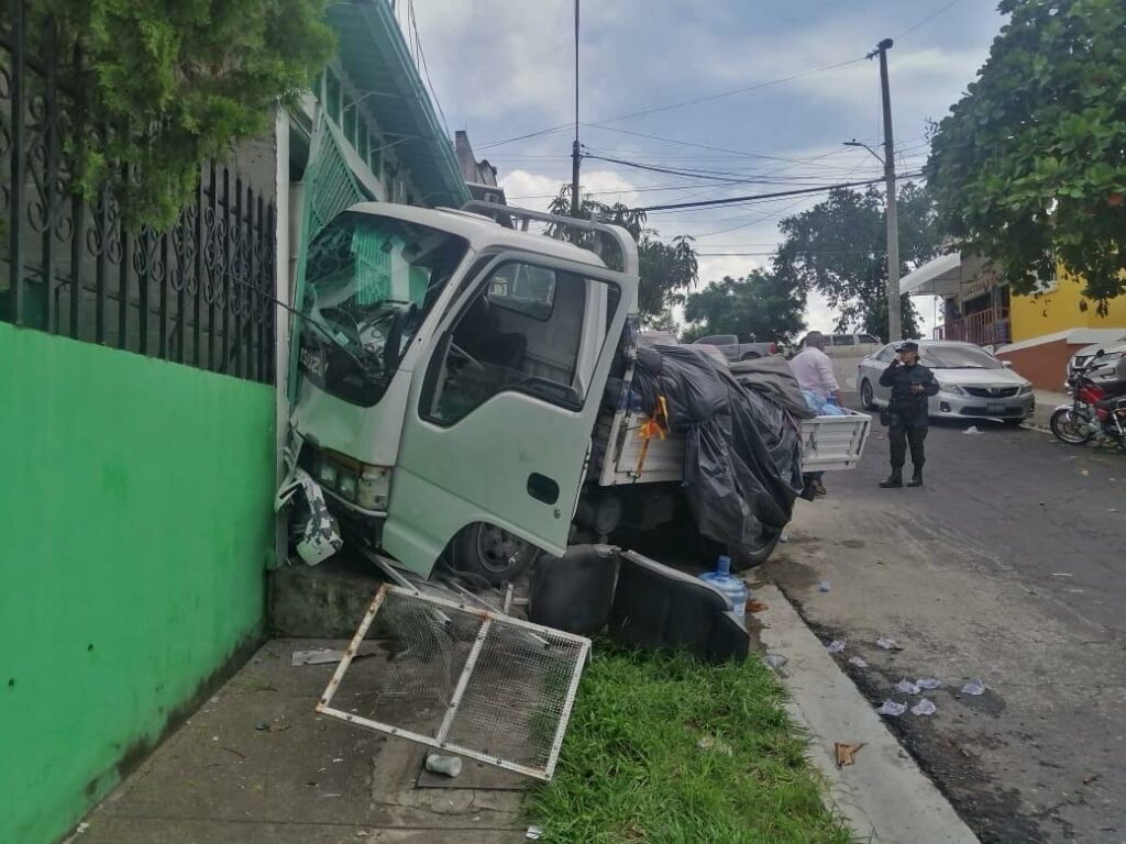 Camión repartidor impacta contra vivienda en Ilopango