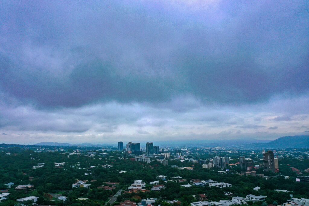 VIDEO: Nubosidad y algunas lluvias se registran en San Salvador la mañana de este sábado