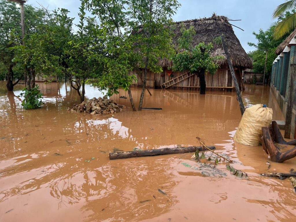 Guatemala reporta severas inundaciones tras desbordamiento de río en Petén