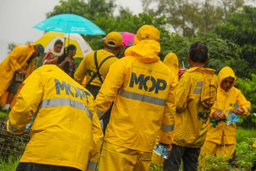 Obras Públicas realiza labores preventivas en desagüe del Lago de Ilopango