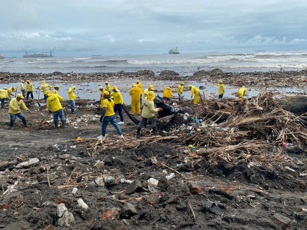 Obras Públicas realiza labores de limpieza de basura en playa de Acajutla