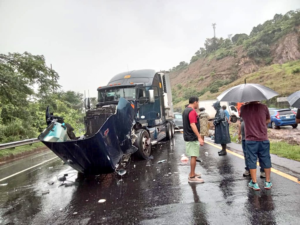 Restringido paso vehícular por múltiple accidente registrado en la Carretera de Oro