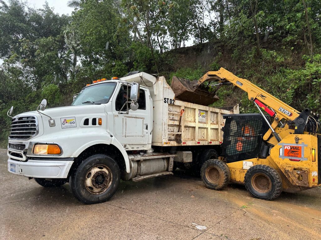 Obras Públicas atiende de manera efectiva derrumbe reportado en carretera al Puerto de La Libertad
