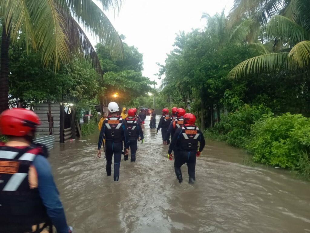 Protección Civil evacúa a familias tras fuertes lluvias en el departamento de La Paz