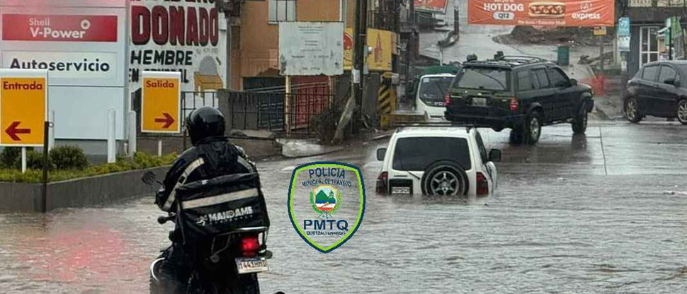 GUATEMALA: vehículos quedan varados tras graves inundaciones en Quetzaltenango