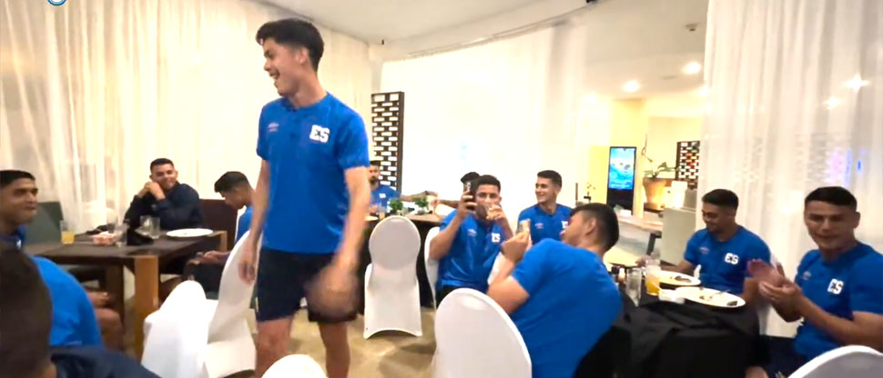 Jugadores de la “poderosa” Selecta demuestran su talento, pero en el baile