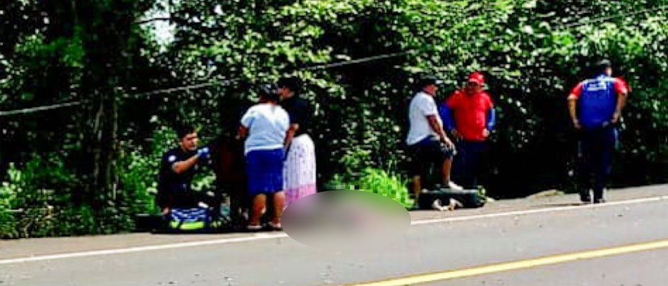 Vivos de milagro: 2 personas resultan lesionadas tras caer con su carro en un barranco