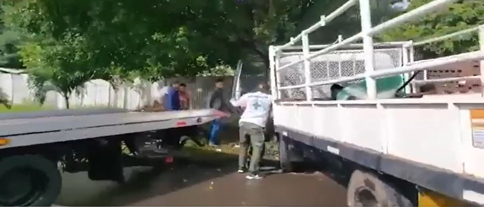 Estos son los dramáticos momentos del rescate de motorista atrapado en grave choque
