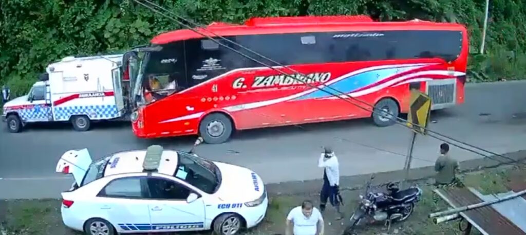 ¡INSÓLITO! : Bus arrolla a paramédicos y pacientes que estaban siendo atendidos tras otro accidente en Ecuador