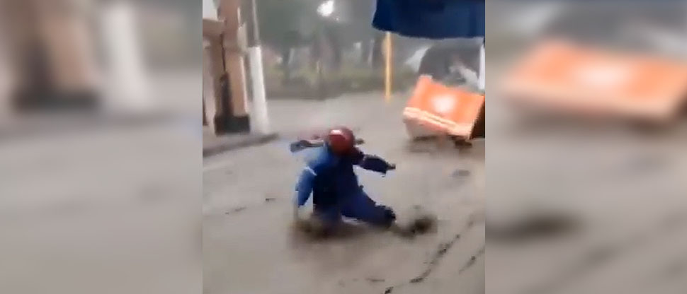 MÉXICO: hombre intenta rescatar su motocicleta tras inundaciones en calles por colapso de drenajes
