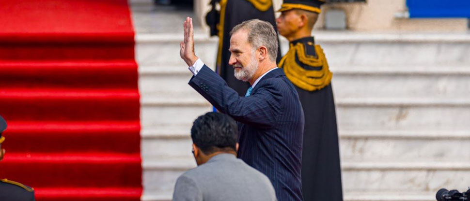 Salvadoreños ovacionan a Rey de España a su llegada a investidura presidencial