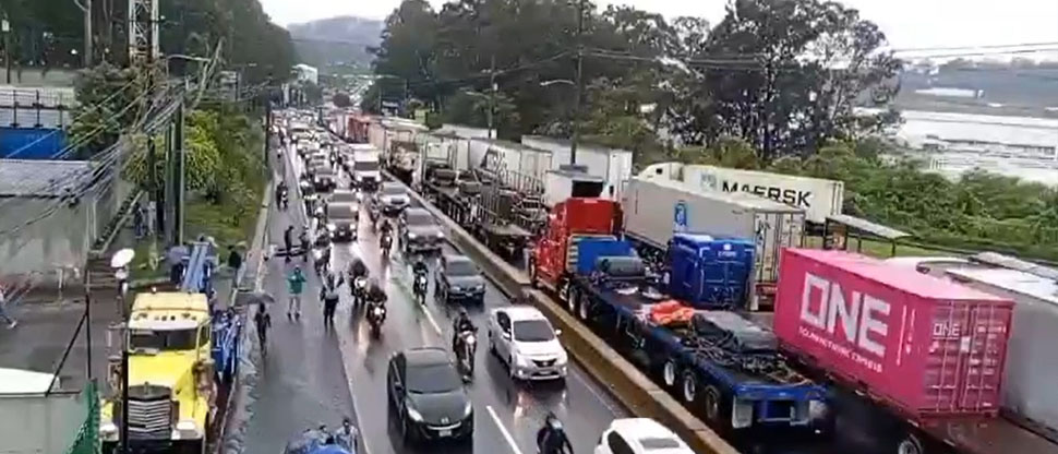 GUATEMALA: deslave daña carros y colapsa el tráfico en importante carretera a El Salvador