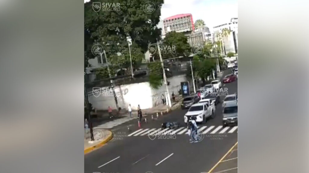 VIDEO: Imprudente al volante golpea a motociclista que cedía paso a peatones