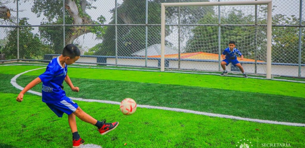 Entregan la sexta de 100 canchas de fútbol para sano esparcimiento