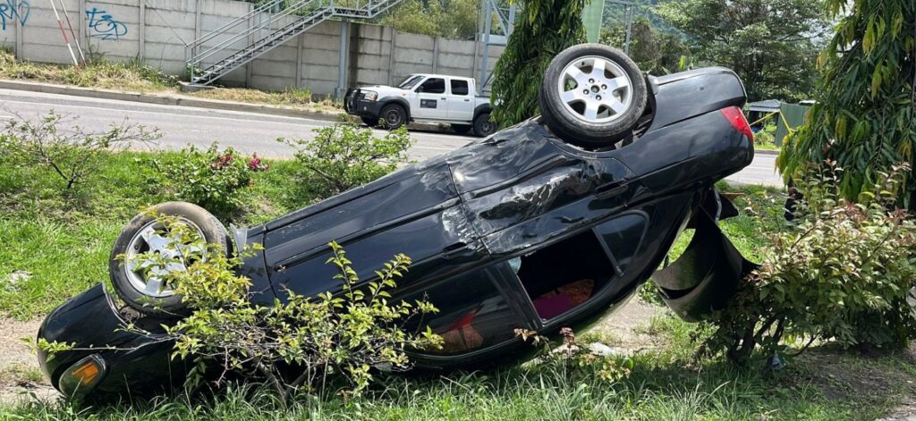 Jovencito lesionado tras volcar vehículo en autopista a Comalapa